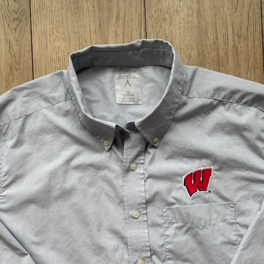 Antigua Wisconsin Badgers Men’s Long Sleeve Button Down Shirt 2XL Gray W Logo